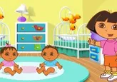 Jugando con los hermanos gemelos de Dora